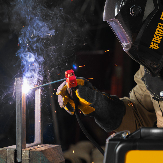 Аппарат инвертор. дуговой сварки SDM-220 Top, 220 А, ПВ 60% кейс Denzel в Ижевске Аппарат инвертор. дуговой сварки SDM-220 Top, 220 А, ПВ 60% кейс Denzel в Ижевске