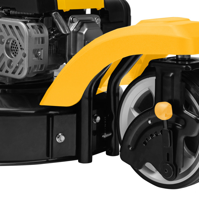 Бензиновая газонокосилка GLT-460SP-T, Trike 149 см3, 46 см, привод, панель, 60л Denzel в Ижевске Бензиновая газонокосилка GLT-460SP-T, Trike 149 см3, 46 см, привод, панель, 60л Denzel в Ижевске