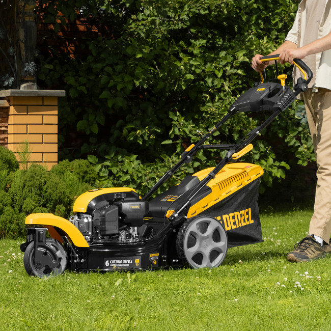 Бензиновая газонокосилка GLT-460SP-T, Trike 149 см3, 46 см, привод, панель, 60л Denzel в Ижевске Бензиновая газонокосилка GLT-460SP-T, Trike 149 см3, 46 см, привод, панель, 60л Denzel в Ижевске