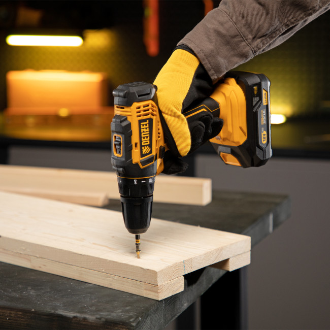 Дрель-шуруповерт аккумуляторная CDL-18-02BM, Li-Ion, 18 В, 2 аккумулятор Denzel в Ижевске