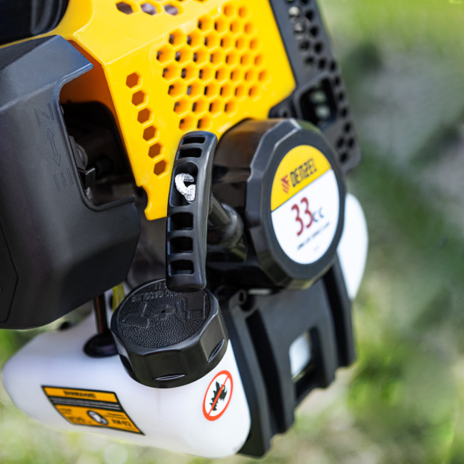 Триммер бензиновый DGT 330, 33 см3, 1.8 л. с, неразъемная штанга, состоит из 2 частей Denzel в Ижевске Триммер бензиновый DGT 330, 33 см3, 1.8 л. с, неразъемная штанга, состоит из 2 частей Denzel в Ижевске