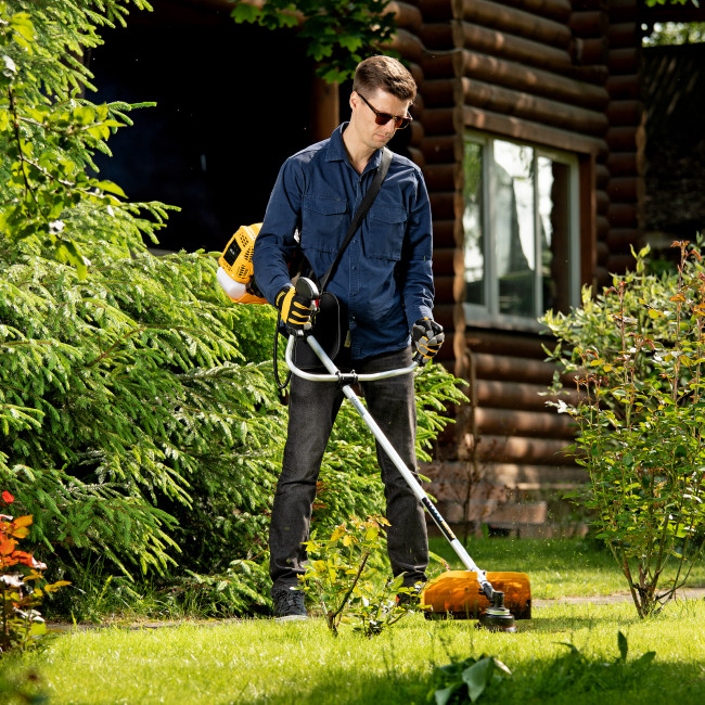 Триммер бензиновый DTL-43, 43 см3, неразъемная штанга, состоит из 2 частей Denzel в Ижевске Триммер бензиновый DTL-43, 43 см3, неразъемная штанга, состоит из 2 частей Denzel в Ижевске