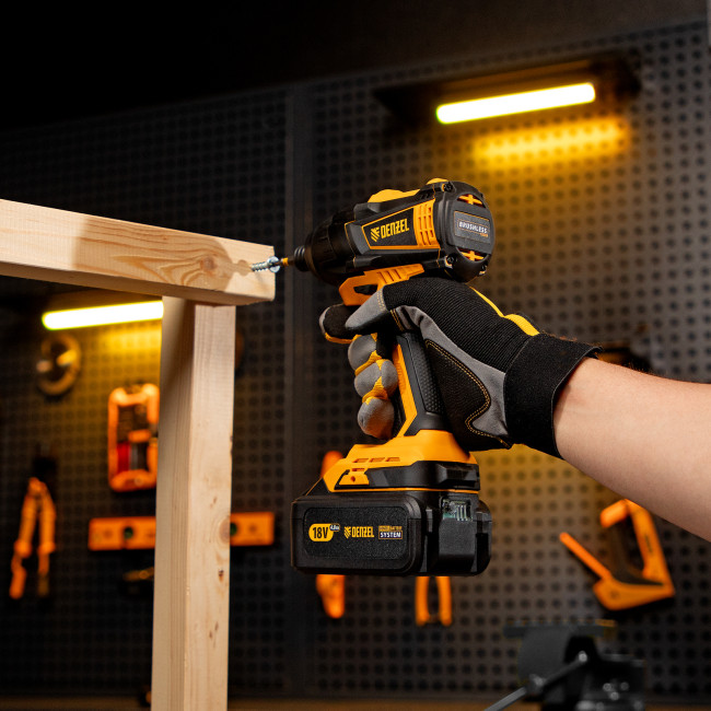 Винтоверт ударный аккумуляторный бесщет CID-IB-200 18В Li-Ion Denzel в Ижевске Винтоверт ударный аккумуляторный бесщет CID-IB-200 18В Li-Ion Denzel в Ижевске